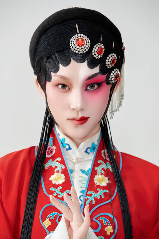 表演中国国粹京剧动作的红衣花旦女性演员图片