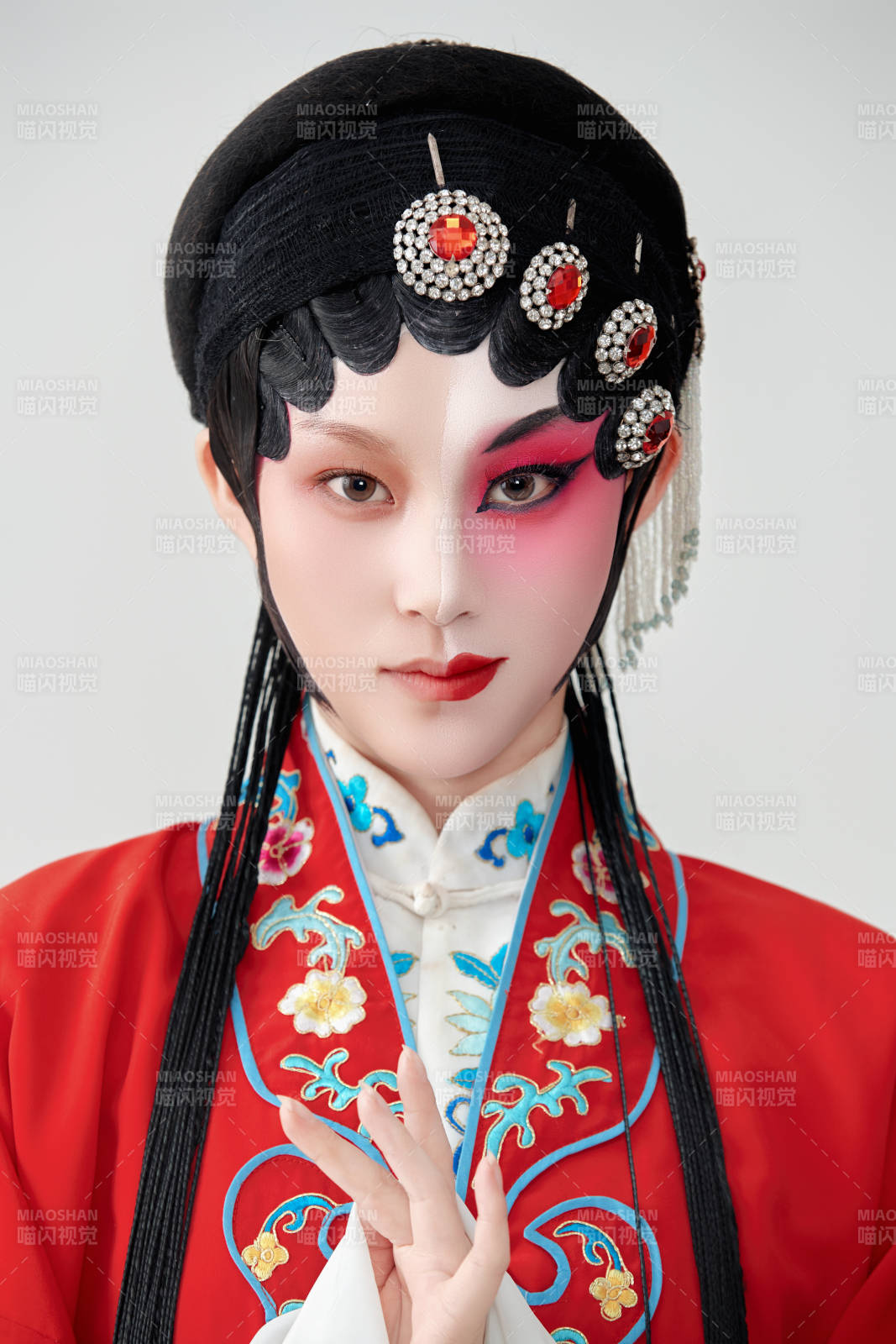 表演中国国粹京剧动作的红衣花旦女性演员图片