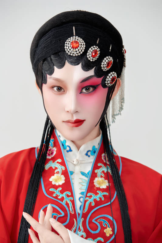 表演中国国粹京剧动作的红衣花旦女性演员图片