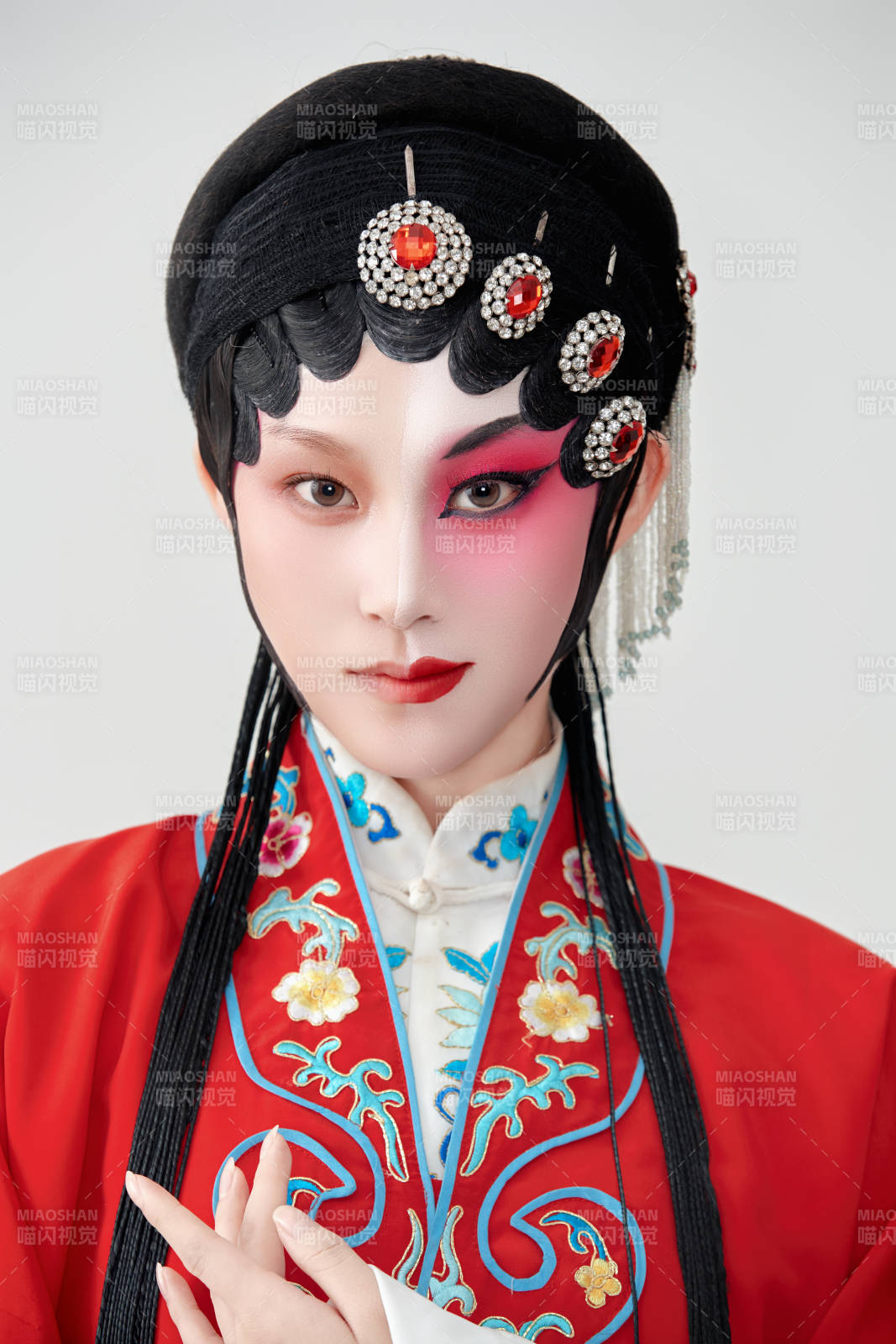 表演中国国粹京剧动作的红衣花旦女性演员图片