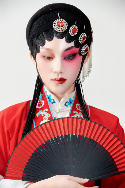 表演中国国粹京剧动作的红衣花旦女性演员图片