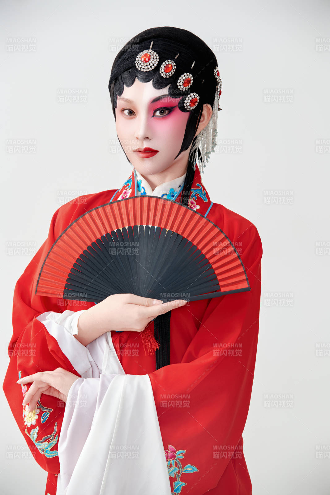 表演中国国粹京剧动作的红衣花旦女性演员图片