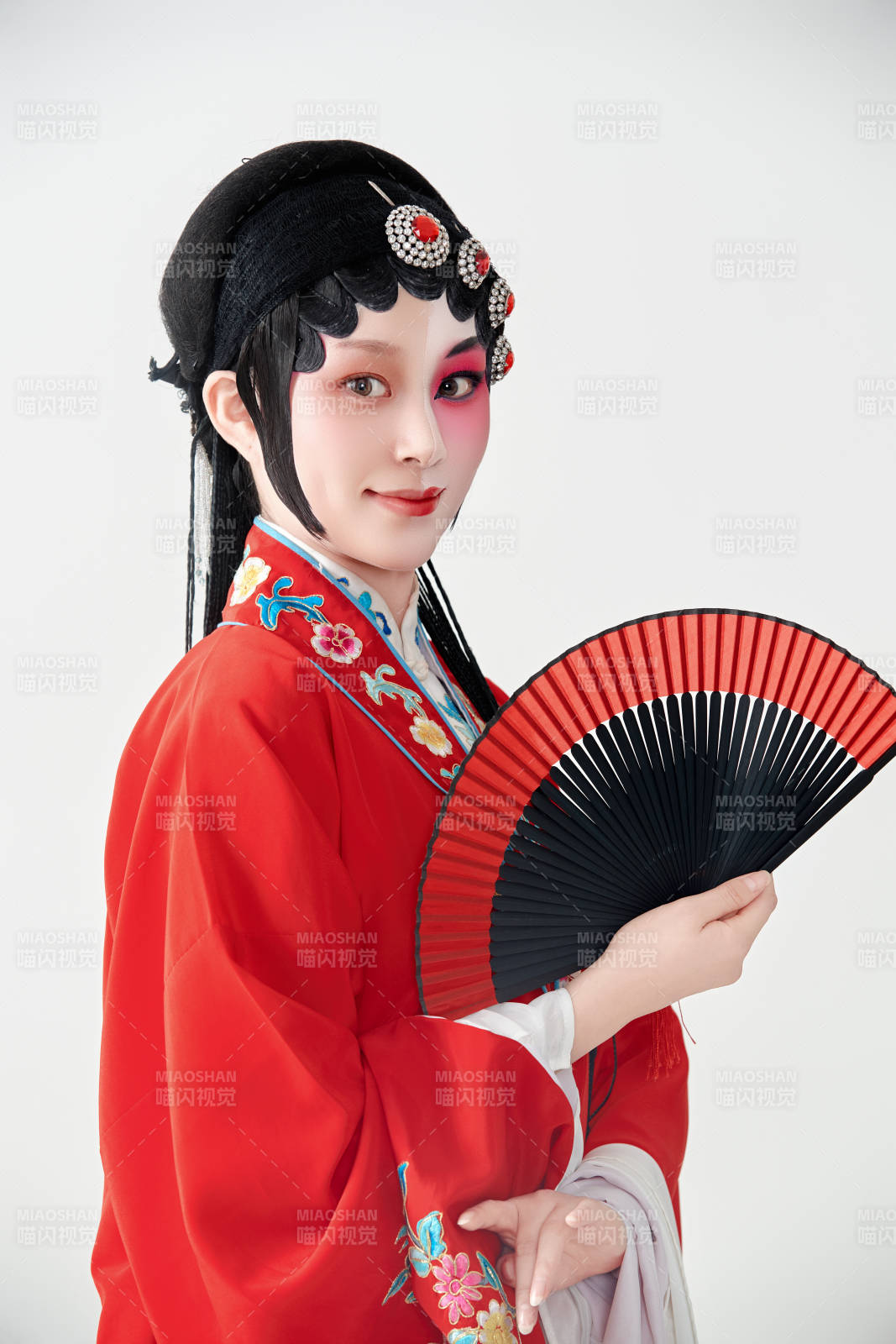 表演中国国粹京剧动作的红衣花旦女性演员图片