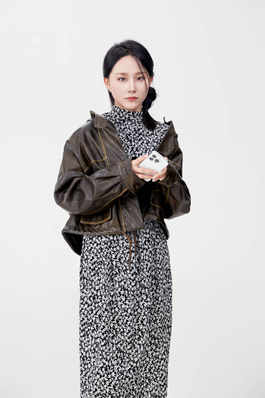 白色背景下使用手机的亚洲女性图片