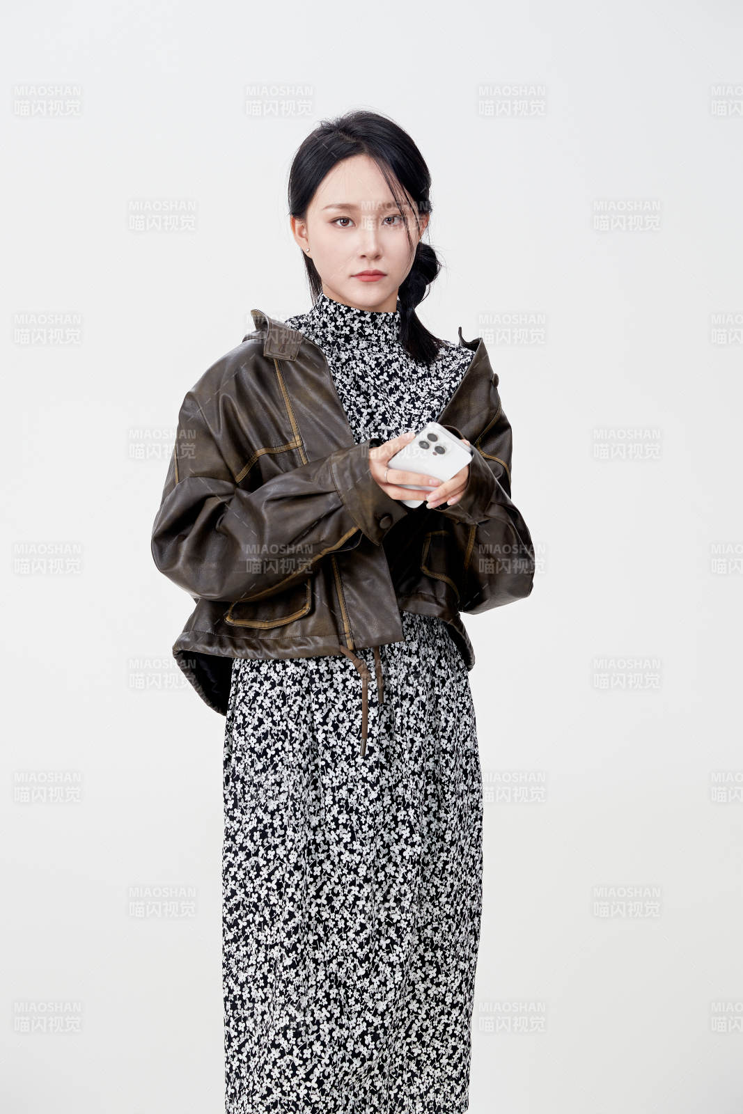 白色背景下使用手机的亚洲女性图片