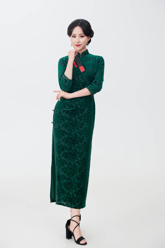 穿着中式旗袍手拿香扇的亚洲美女图片