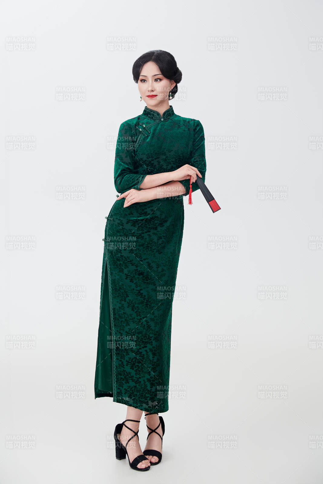 穿着中式旗袍手拿香扇的亚洲美女图片