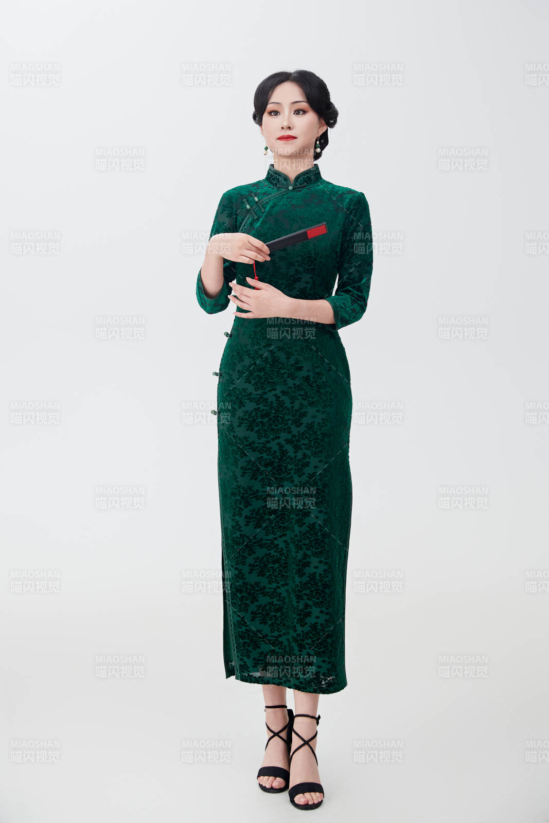 穿着中式旗袍手拿香扇的亚洲美女图片