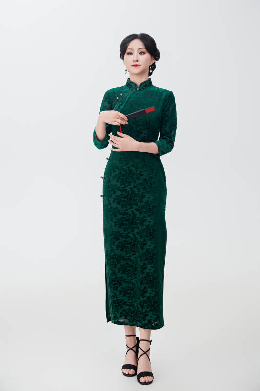 穿着中式旗袍手拿香扇的亚洲美女图片