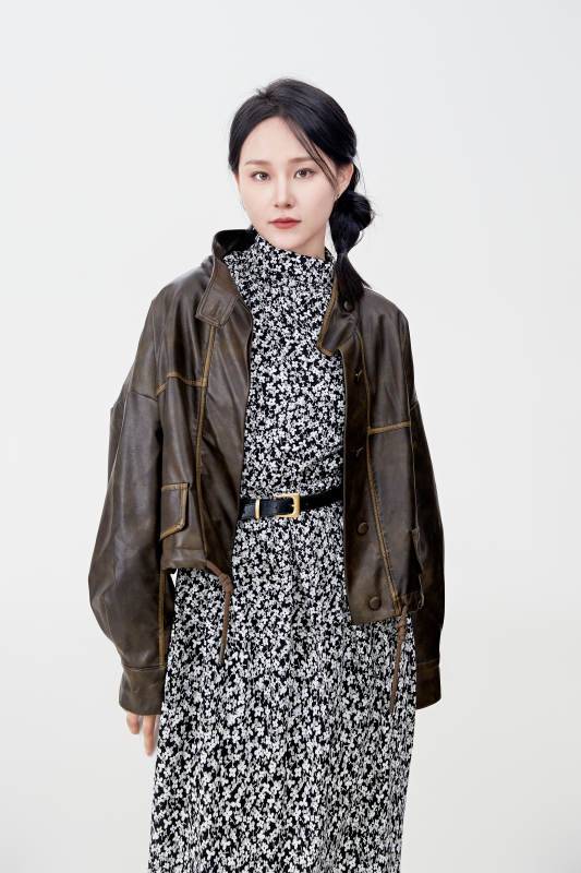 白色背景下使用手机的亚洲女性图片