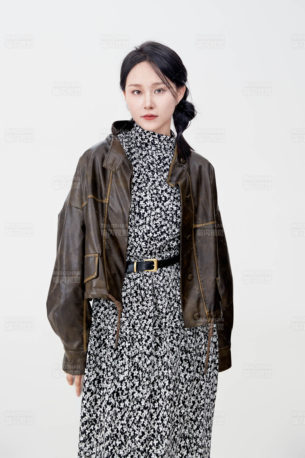 白色背景下使用手机的亚洲女性图片