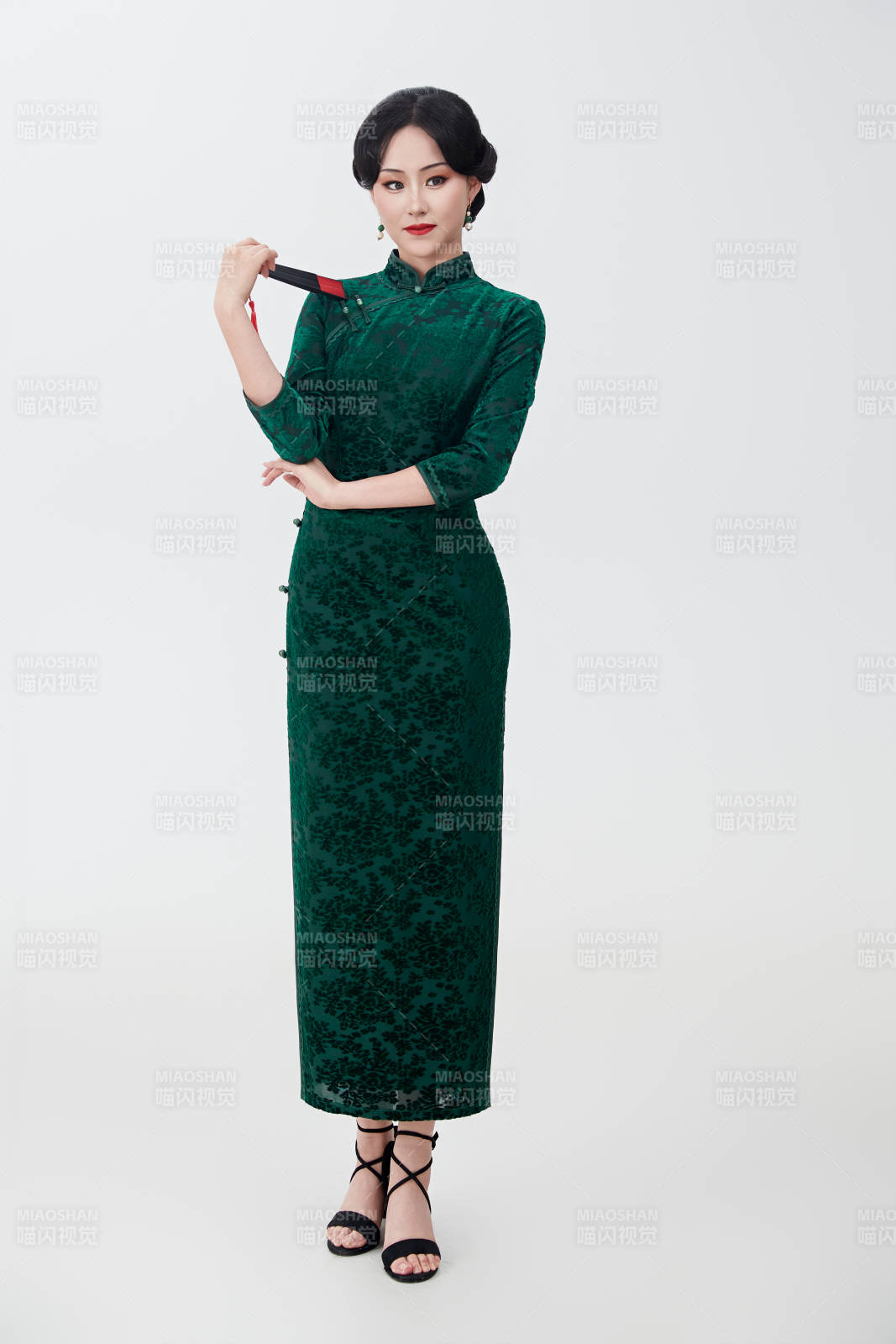 穿着中式旗袍手拿香扇的亚洲美女图片