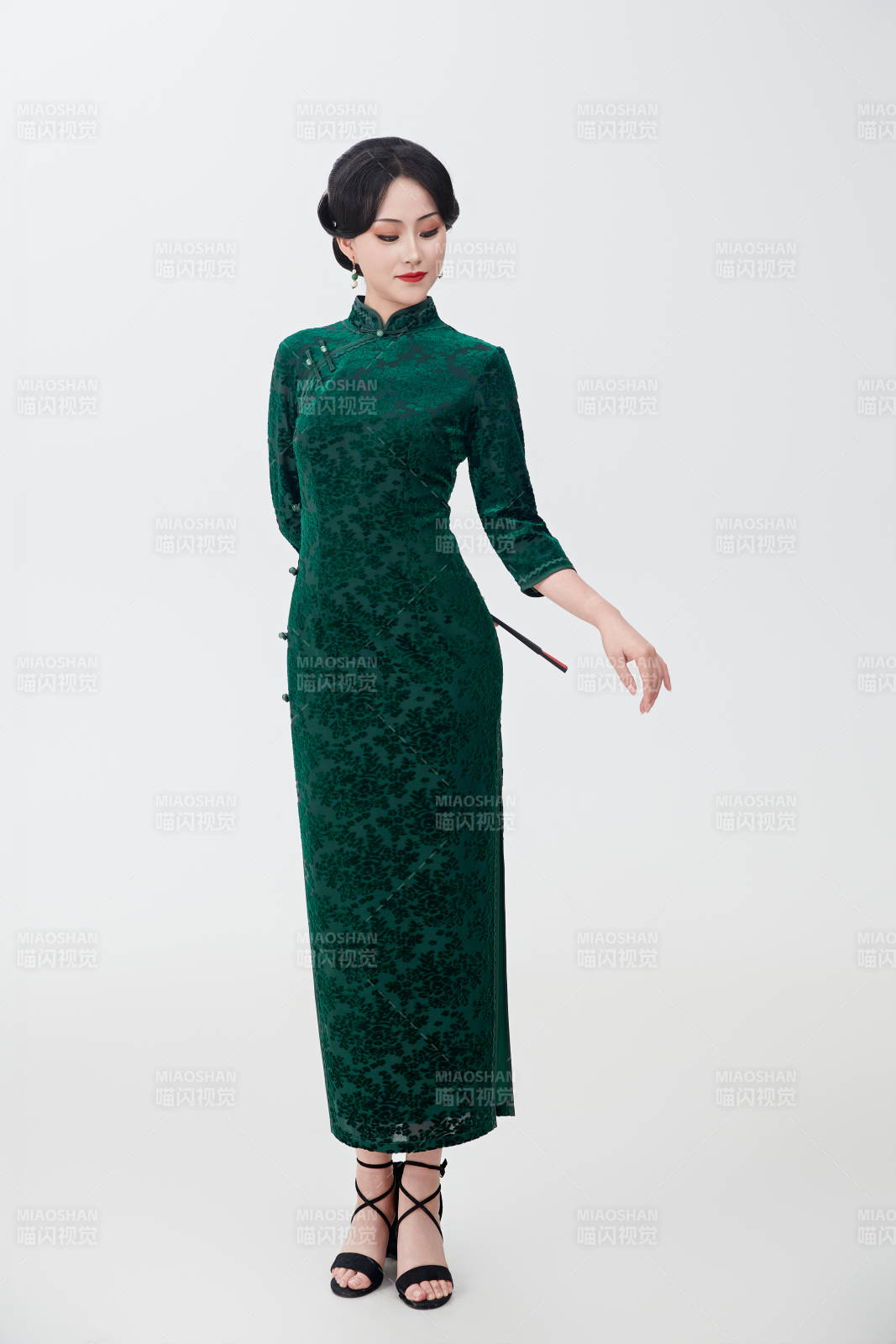 穿着中式旗袍手拿香扇的亚洲美女图片