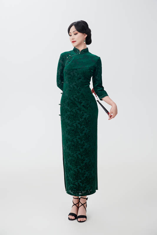 穿着中式旗袍手拿香扇的亚洲美女图片