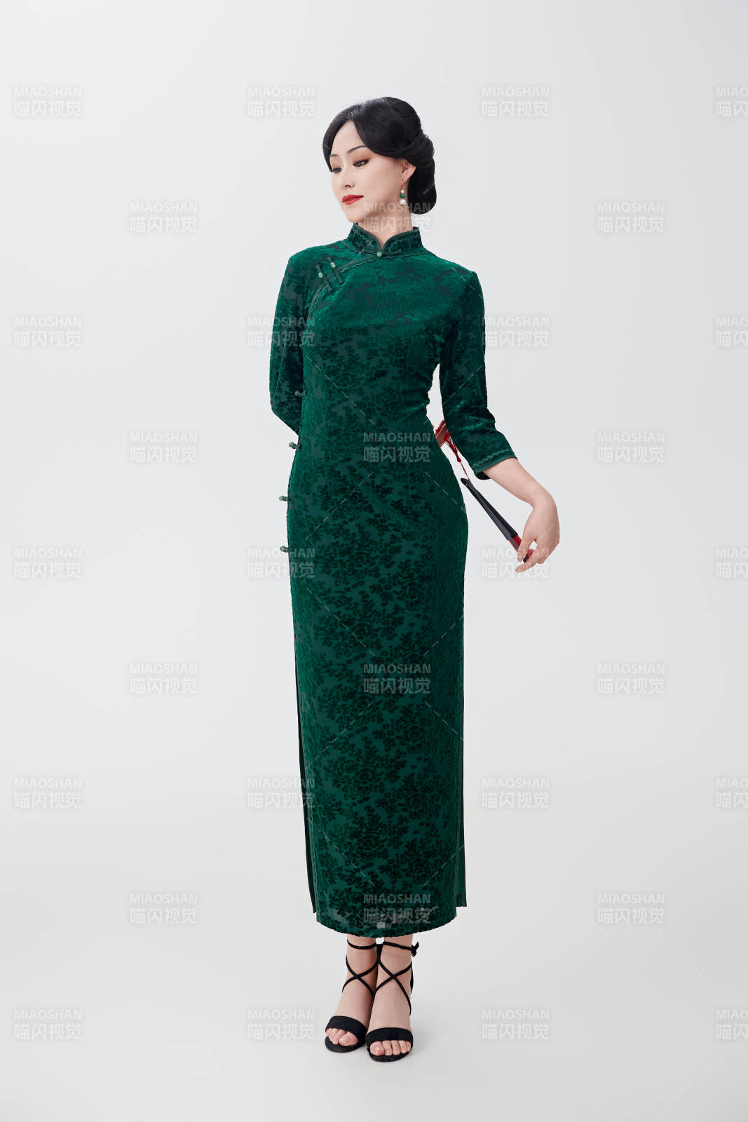 穿着中式旗袍手拿香扇的亚洲美女图片