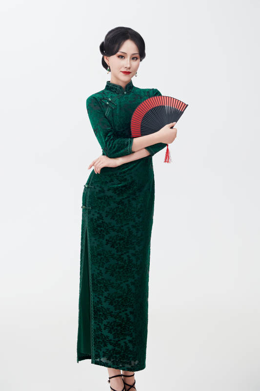 穿着中式旗袍手拿香扇的亚洲美女图片