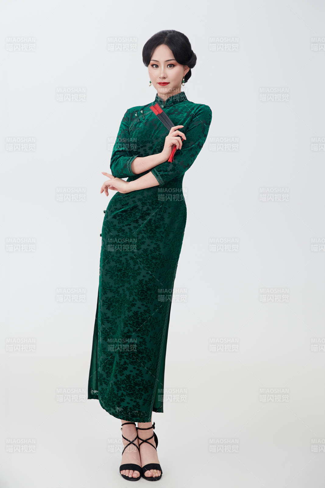 穿着中式旗袍手拿香扇的亚洲美女图片