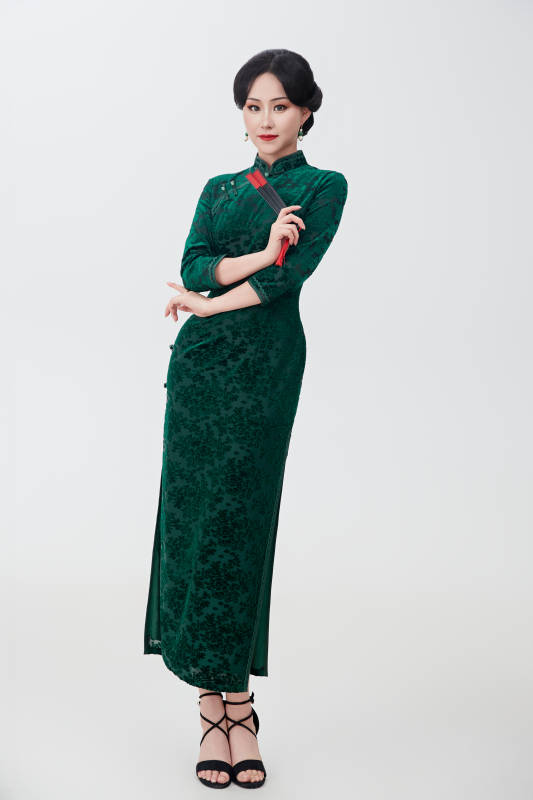 穿着中式旗袍手拿香扇的亚洲美女图片