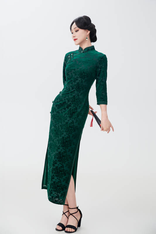 穿着中式旗袍手拿香扇的亚洲美女图片