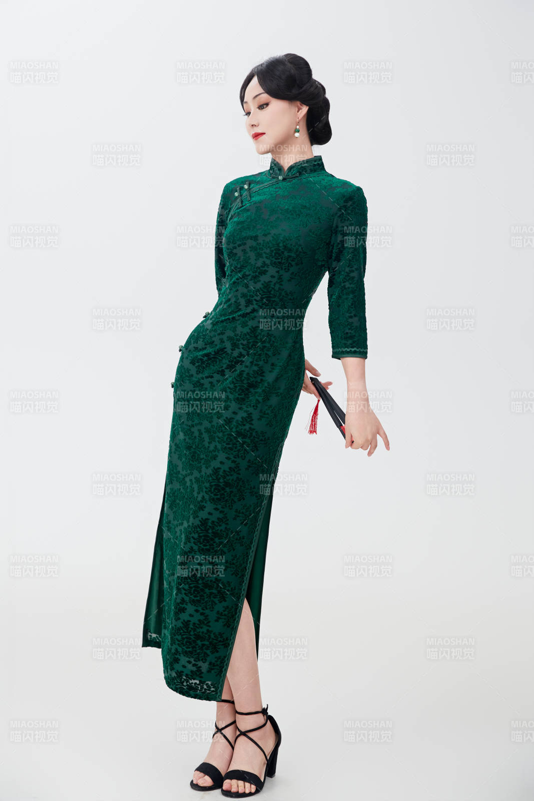 穿着中式旗袍手拿香扇的亚洲美女图片