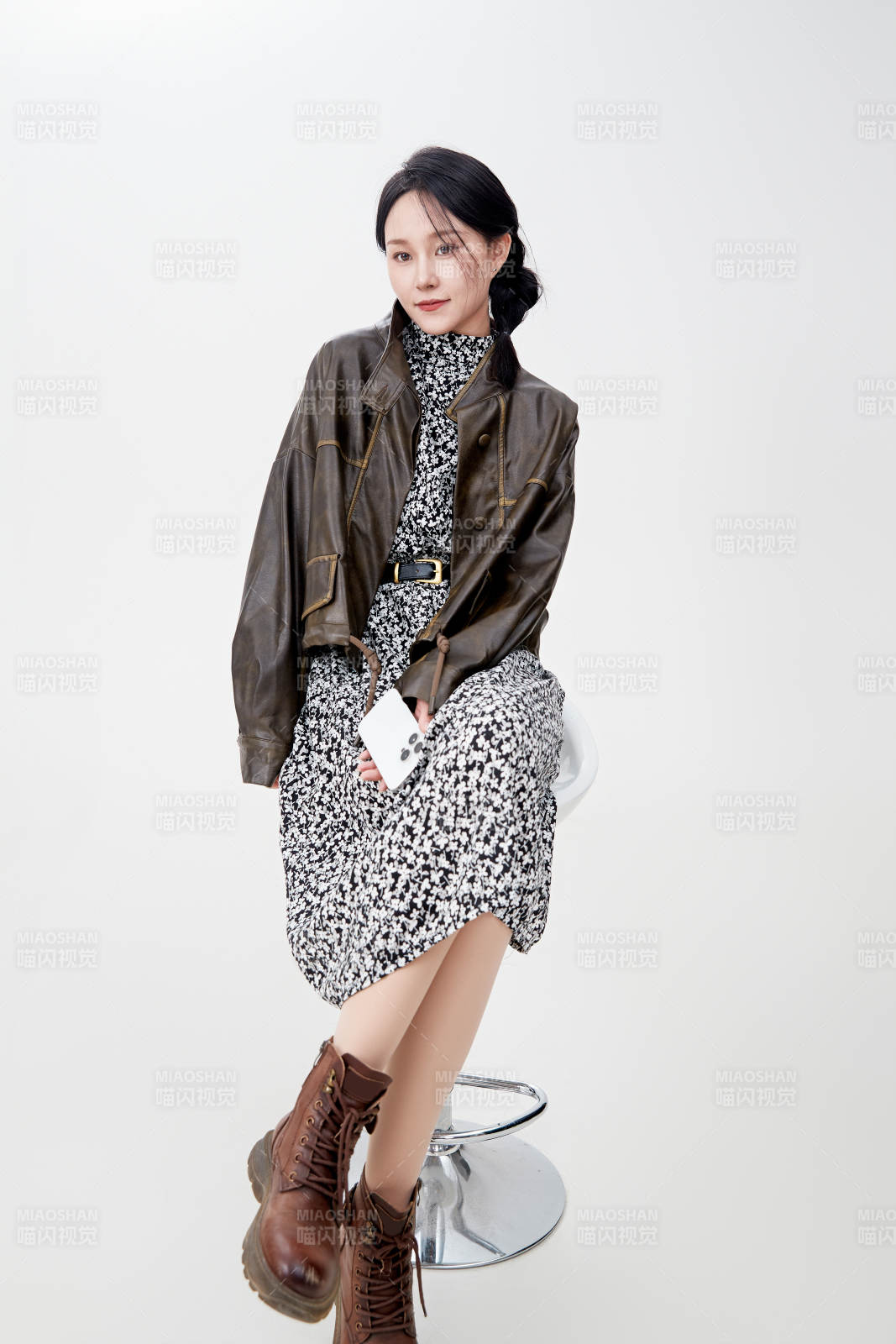 白色背景下使用手机的亚洲女性图片