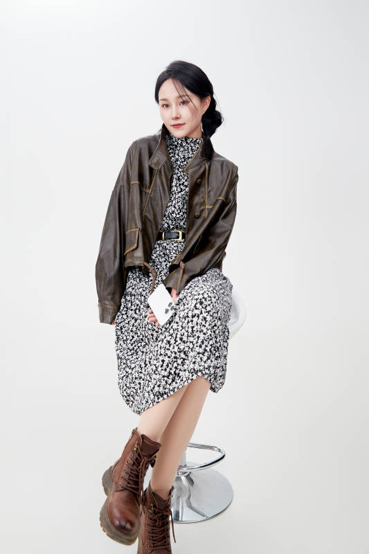 白色背景下使用手机的亚洲女性图片