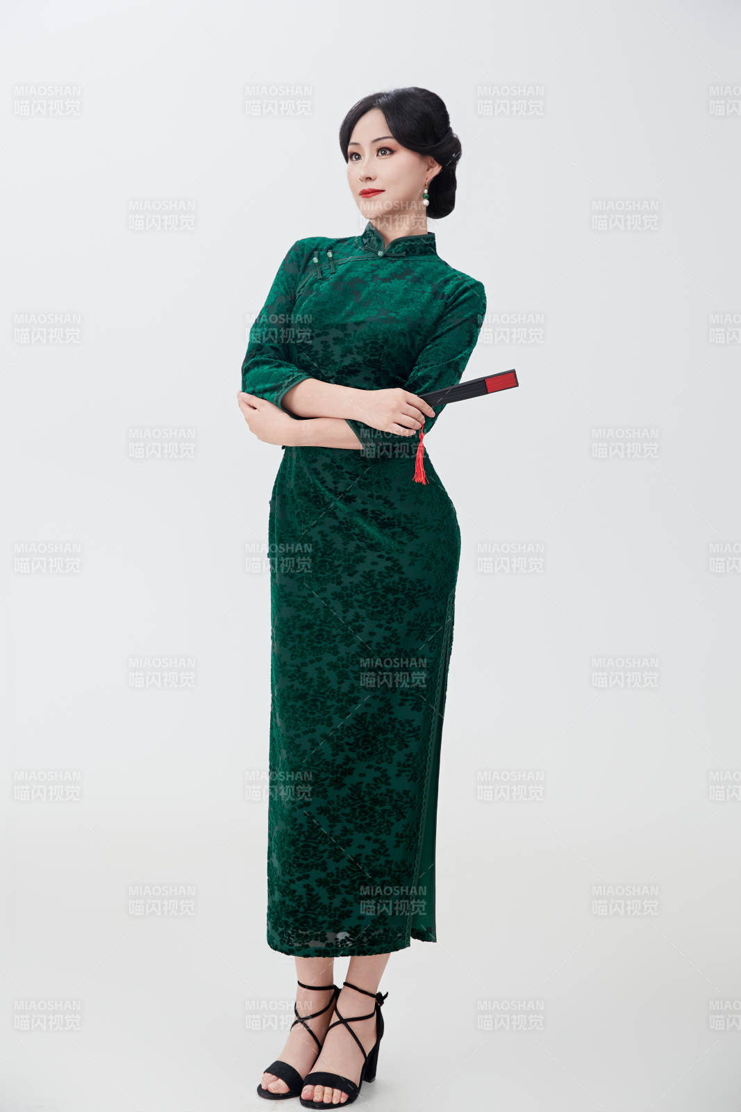 穿着中式旗袍手拿香扇的亚洲美女图片