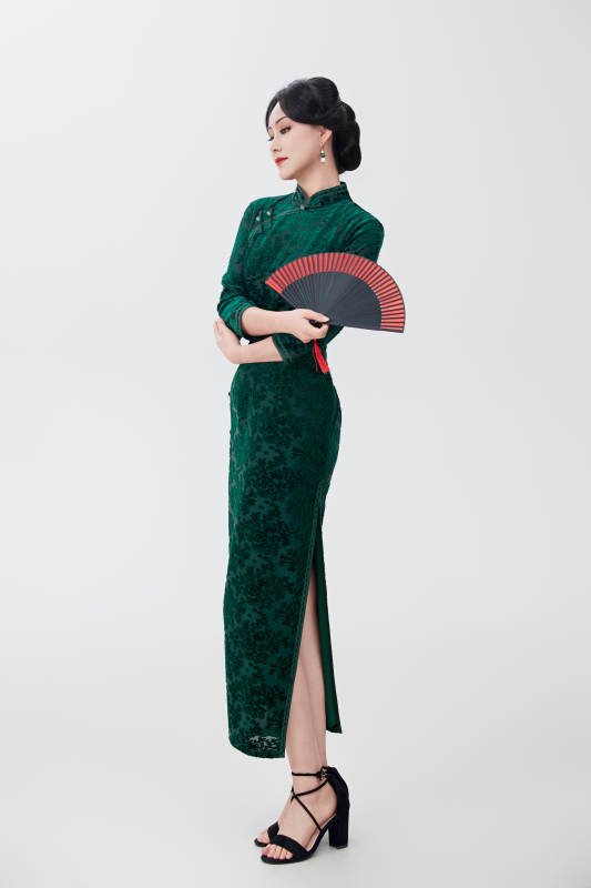 穿着中式旗袍手拿香扇的亚洲美女图片