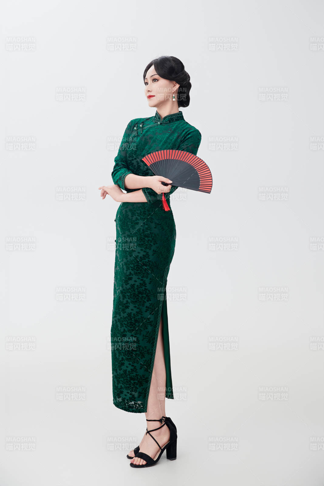 穿着中式旗袍手拿香扇的亚洲美女图片