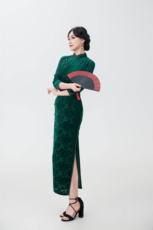 穿着中式旗袍手拿香扇的亚洲美女图片