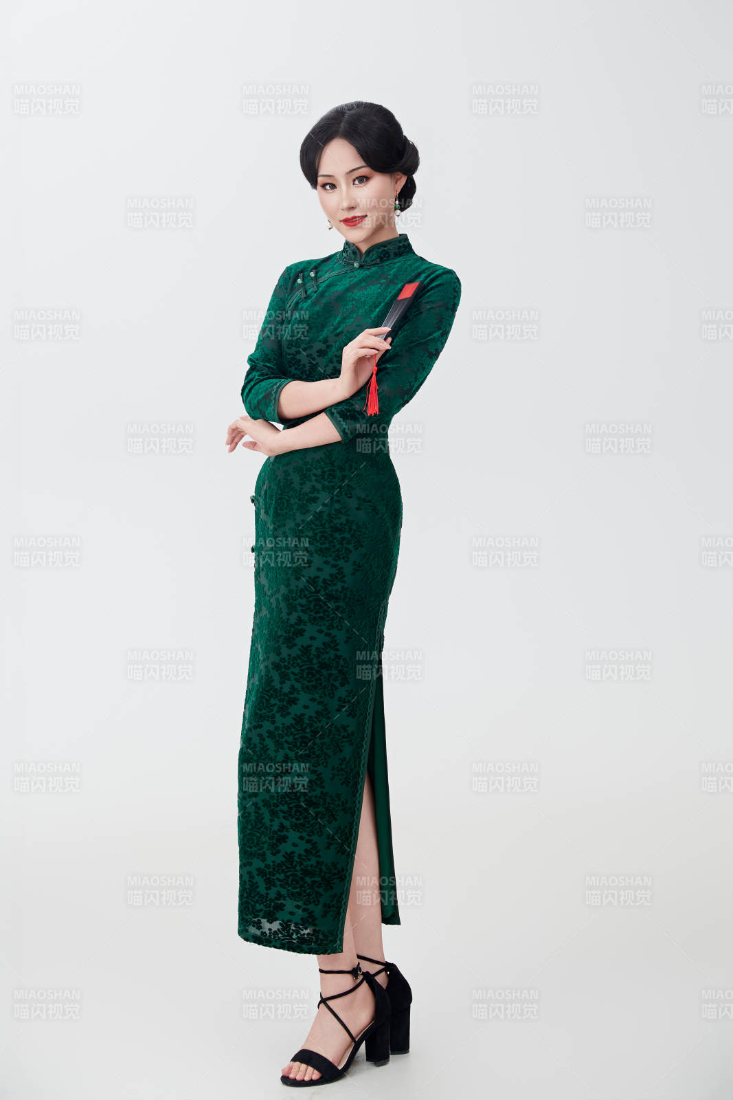 穿着中式旗袍手拿香扇的亚洲美女图片