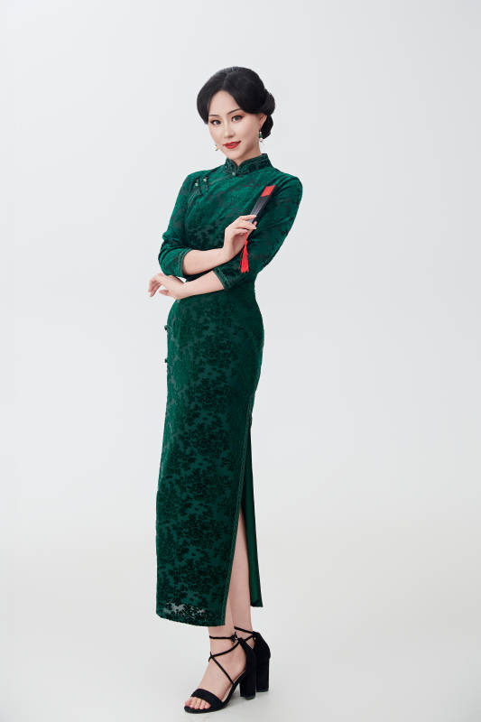 穿着中式旗袍手拿香扇的亚洲美女图片