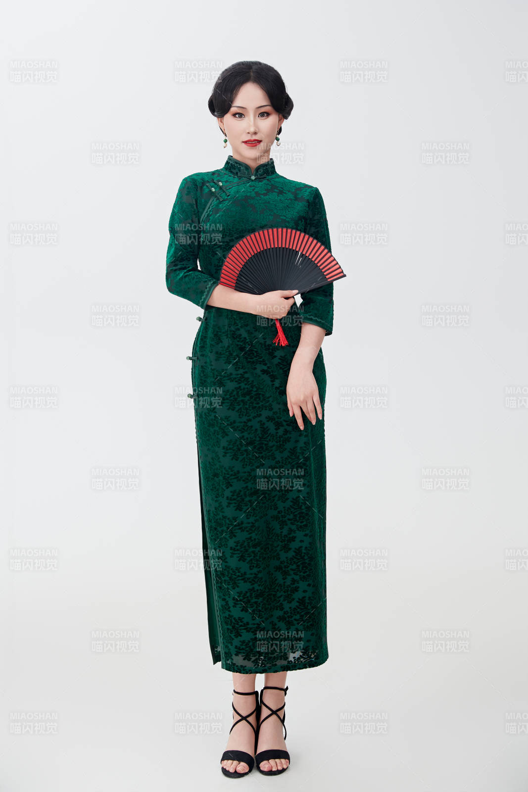 穿着中式旗袍手拿香扇的亚洲美女图片