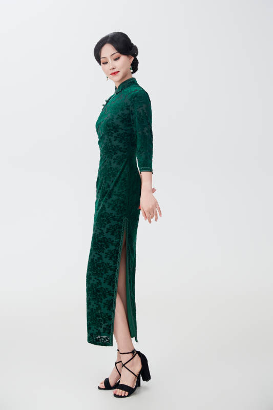 穿着中式旗袍手拿香扇的亚洲美女图片