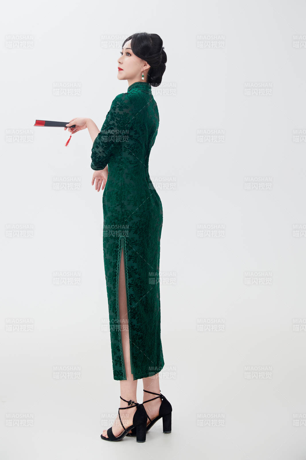 穿着中式旗袍手拿香扇的亚洲美女图片