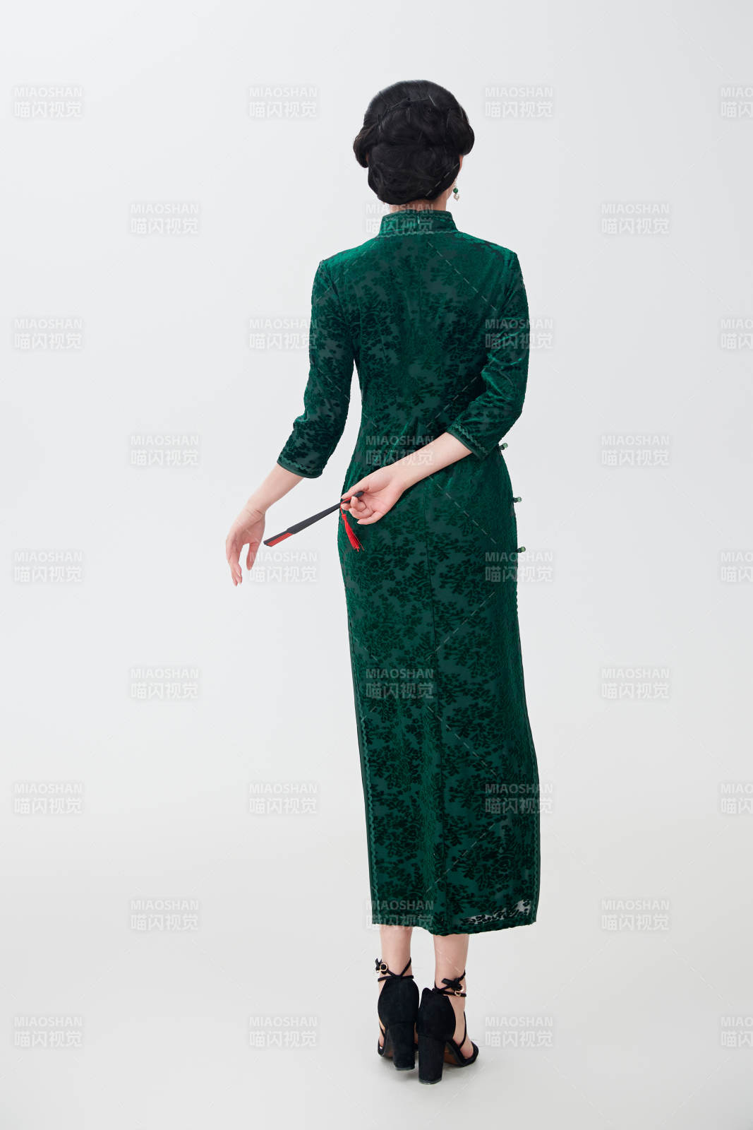 穿着中式旗袍手拿香扇的亚洲美女图片