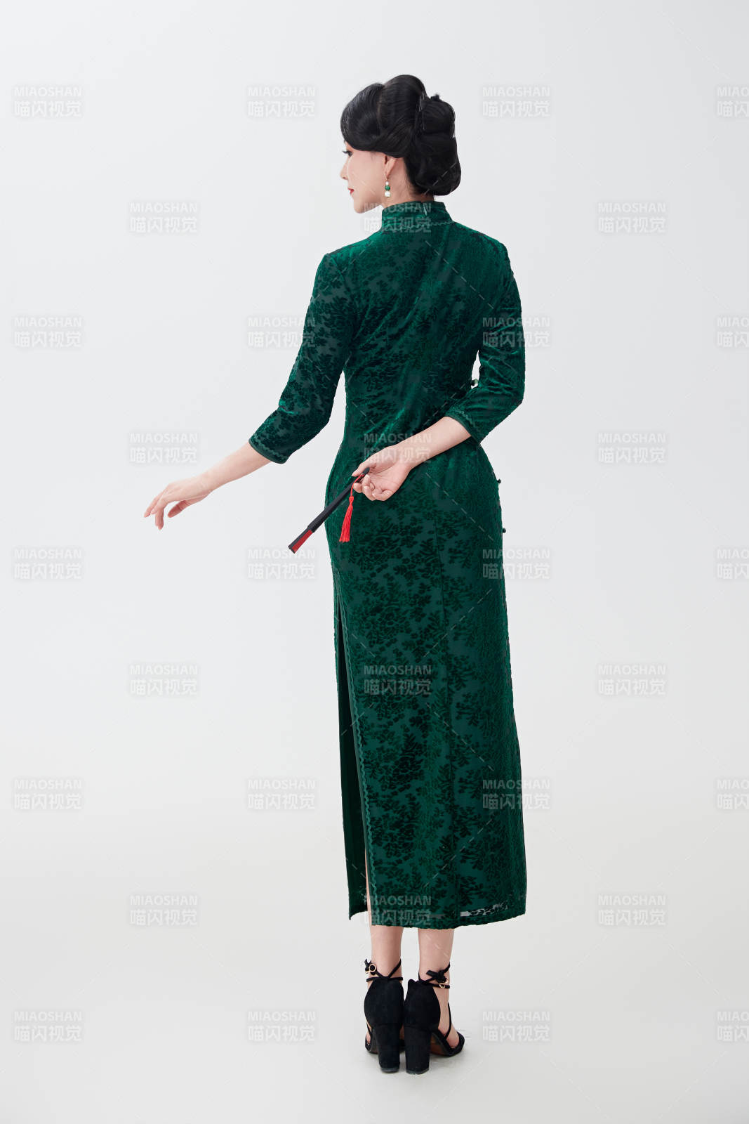 穿着中式旗袍手拿香扇的亚洲美女图片