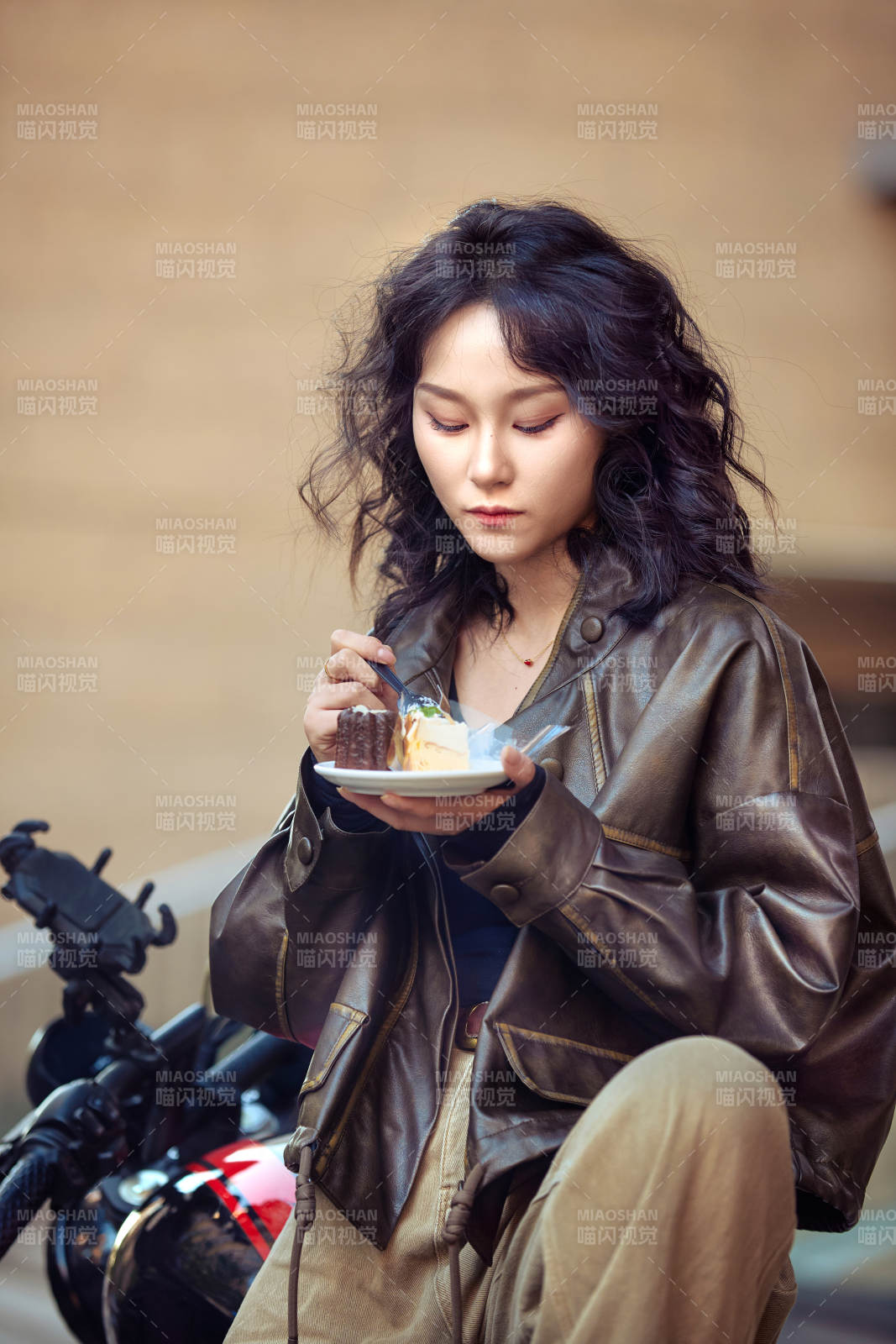 户外在复古机车上品尝甜点的亚洲美女图片