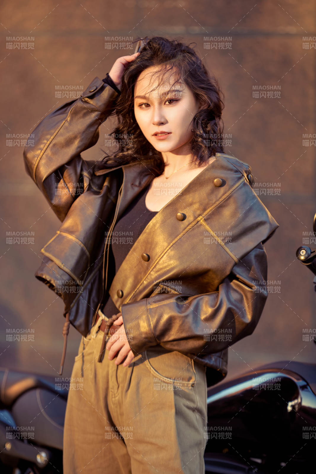 夕阳午后骑复古摩托进行拍照的东方美女图片