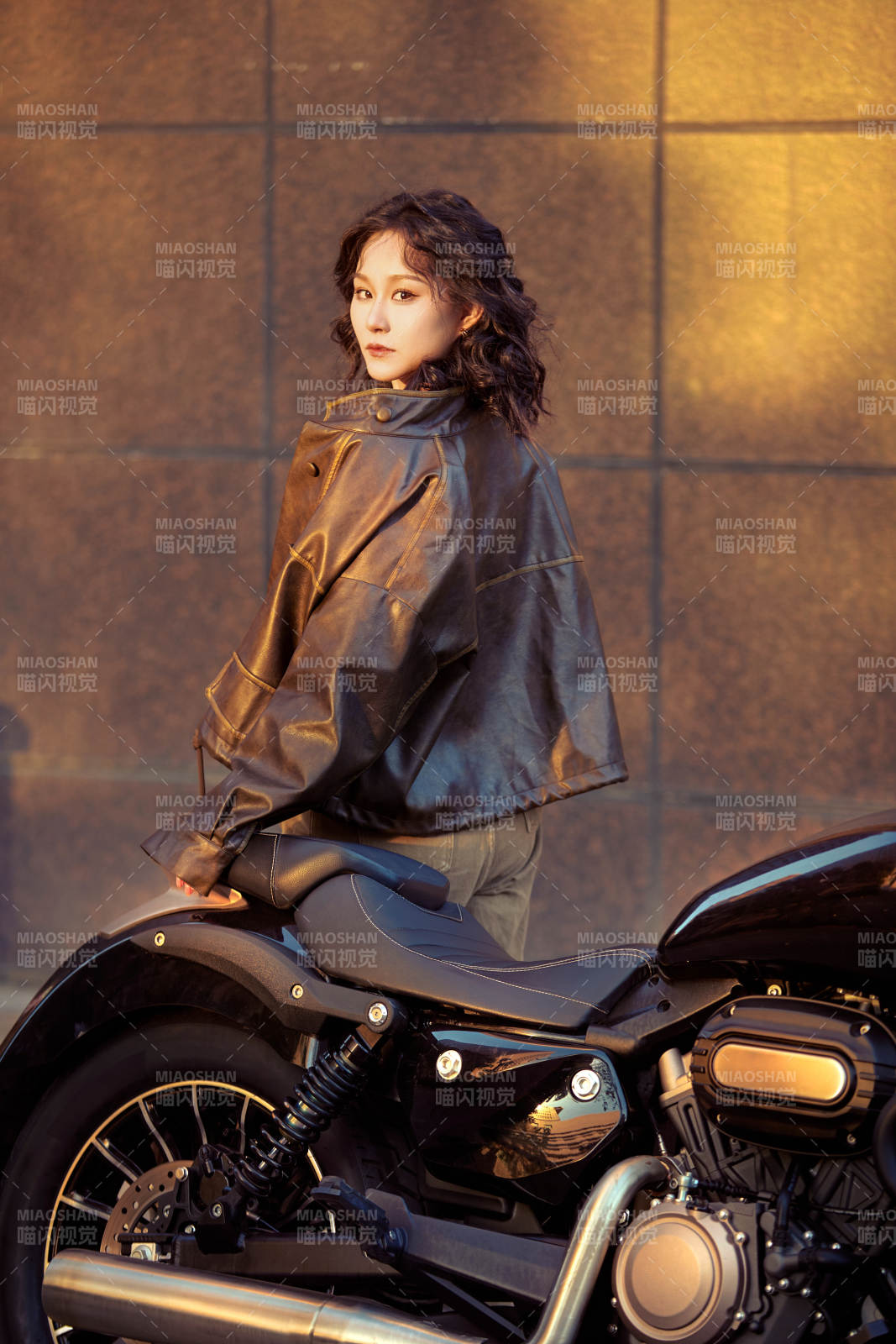夕阳午后骑复古摩托进行拍照的东方美女图片