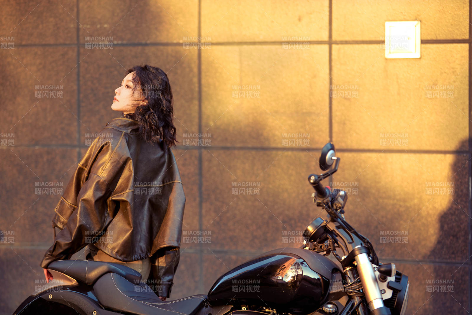 夕阳午后骑复古摩托进行拍照的东方美女图片