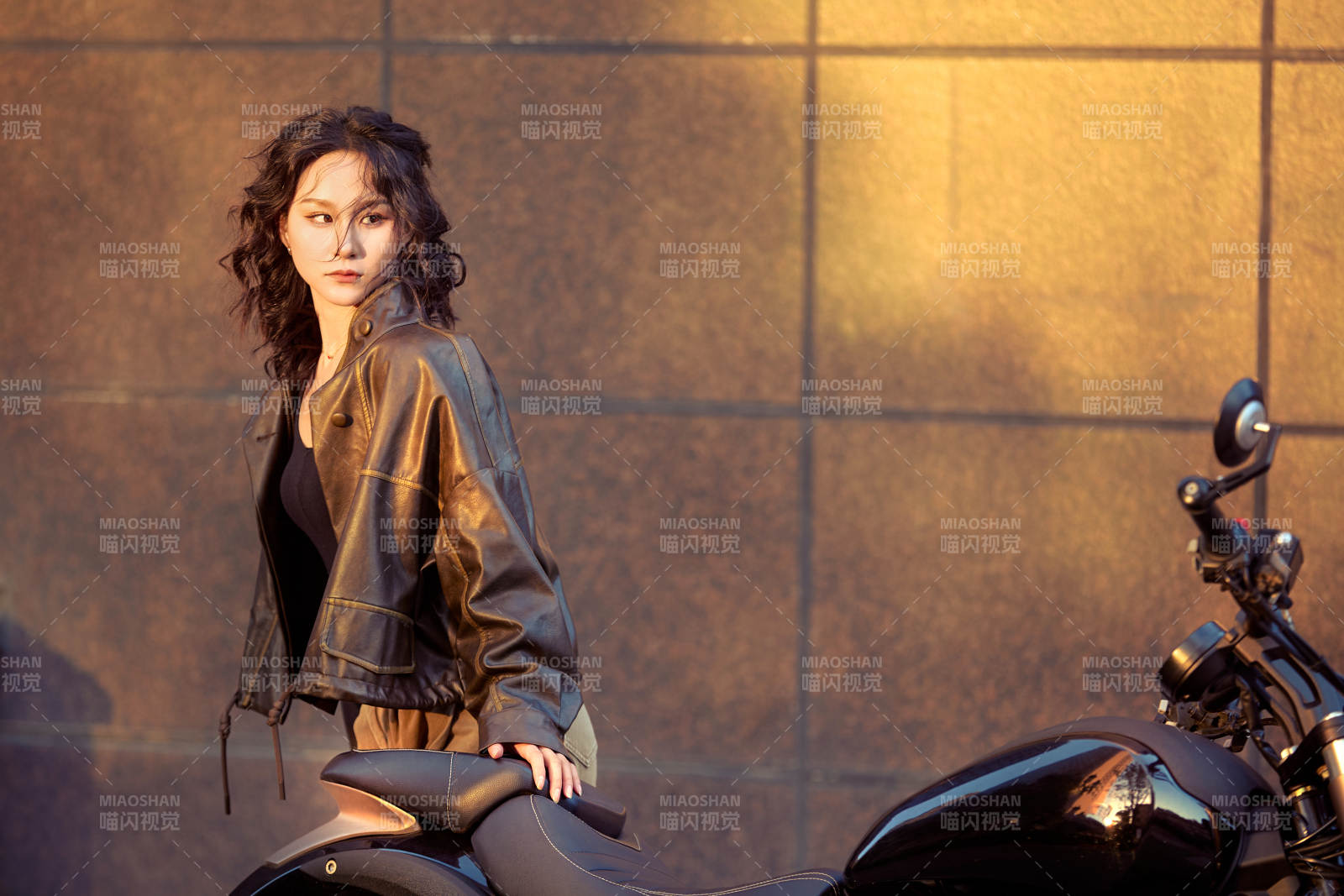 夕阳午后骑复古摩托进行拍照的东方美女图片