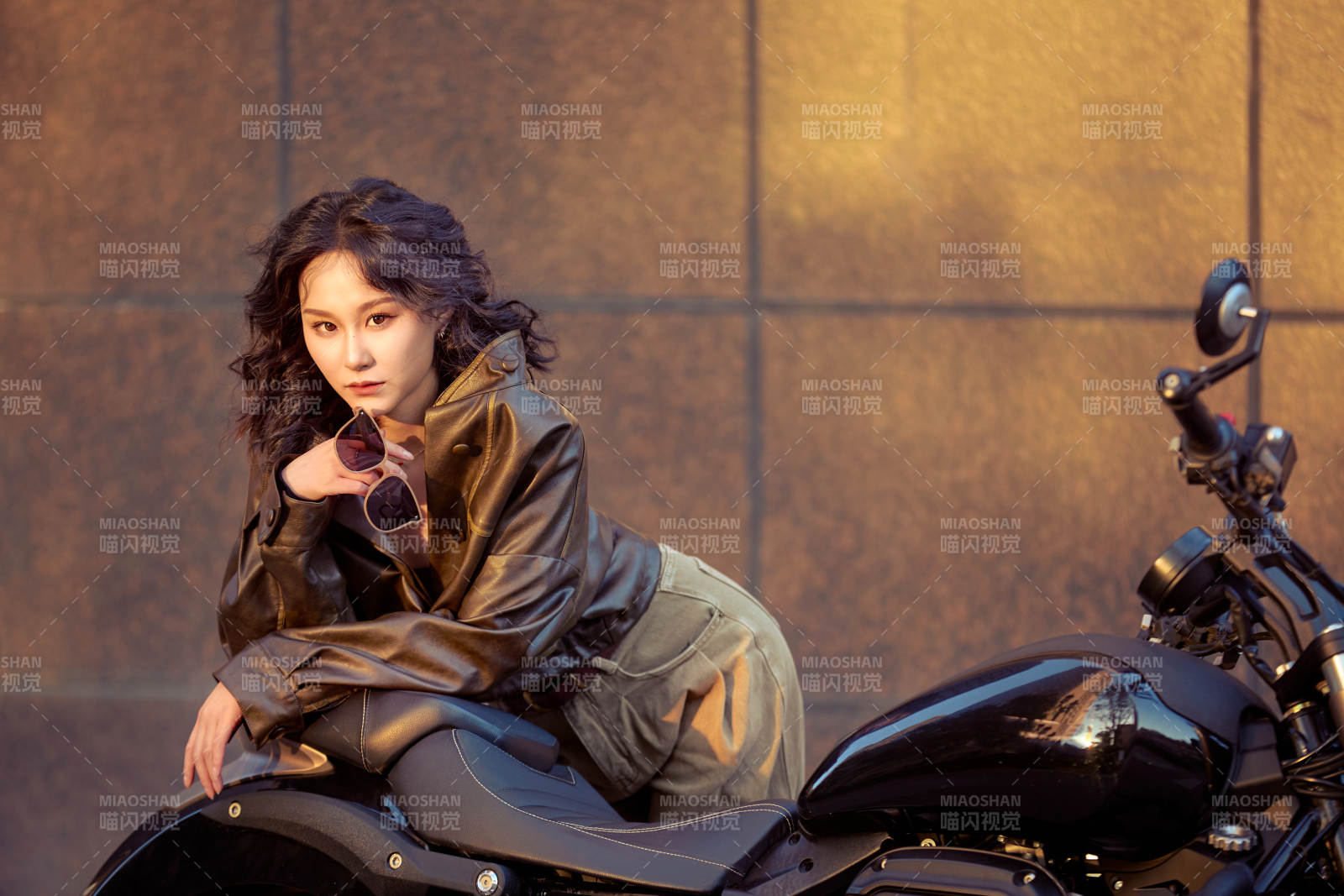 夕阳午后骑复古摩托进行拍照的东方美女图片