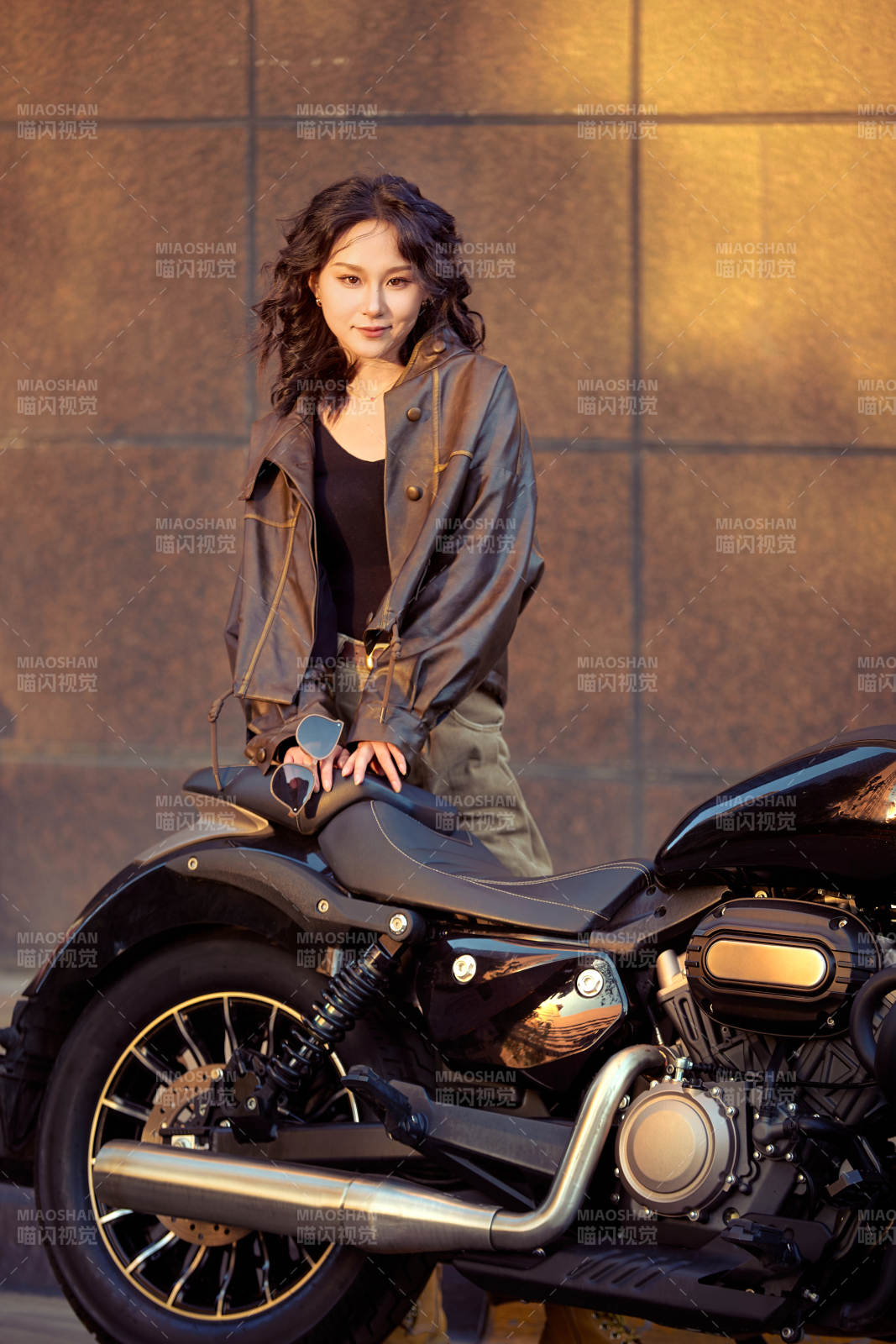 夕阳午后骑复古摩托进行拍照的东方美女图片