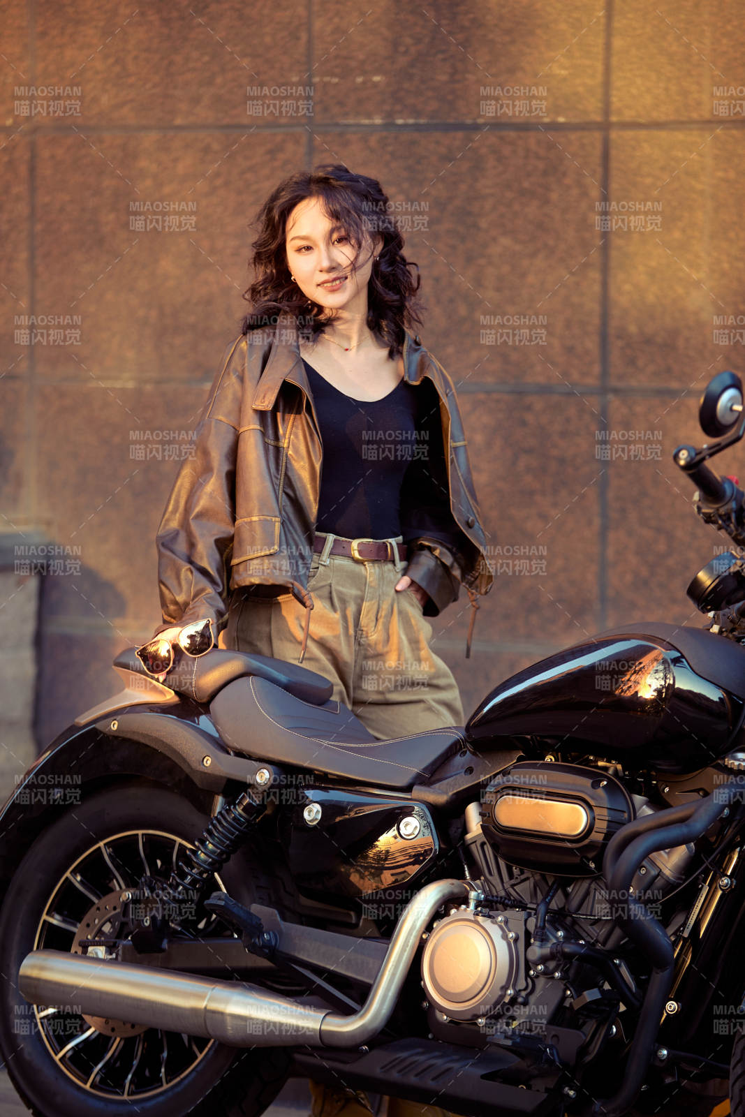 夕阳午后骑复古摩托进行拍照的东方美女图片
