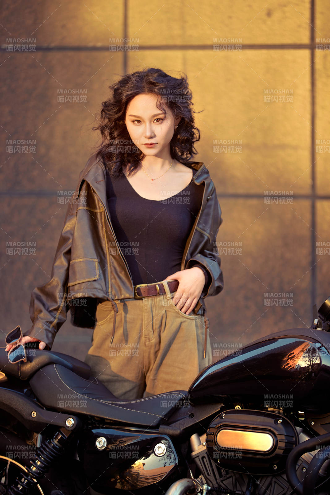 夕阳午后骑复古摩托进行拍照的东方美女图片