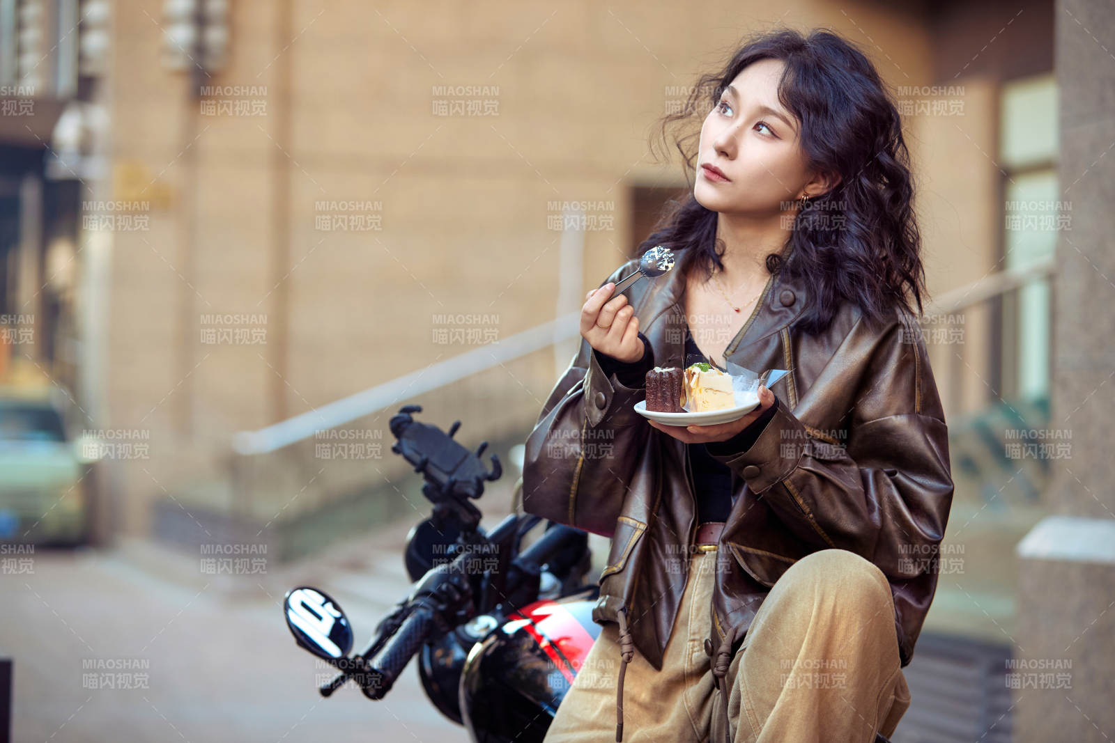 户外在复古机车上品尝甜点的亚洲美女图片