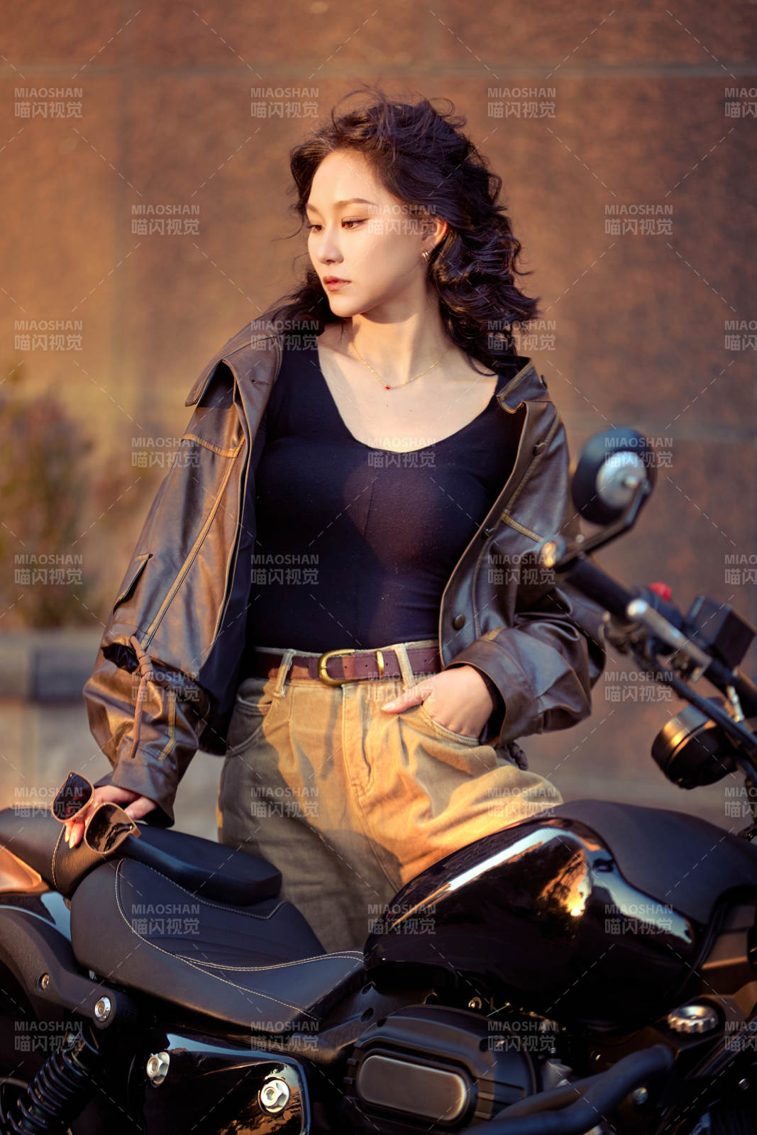 夕阳午后骑复古摩托进行拍照的东方美女图片