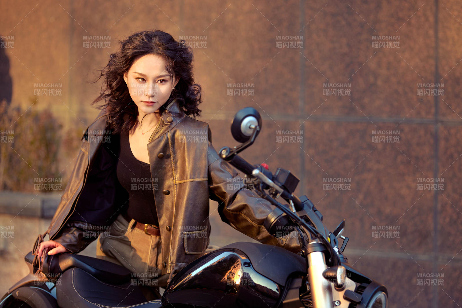 夕阳午后骑复古摩托进行拍照的东方美女图片