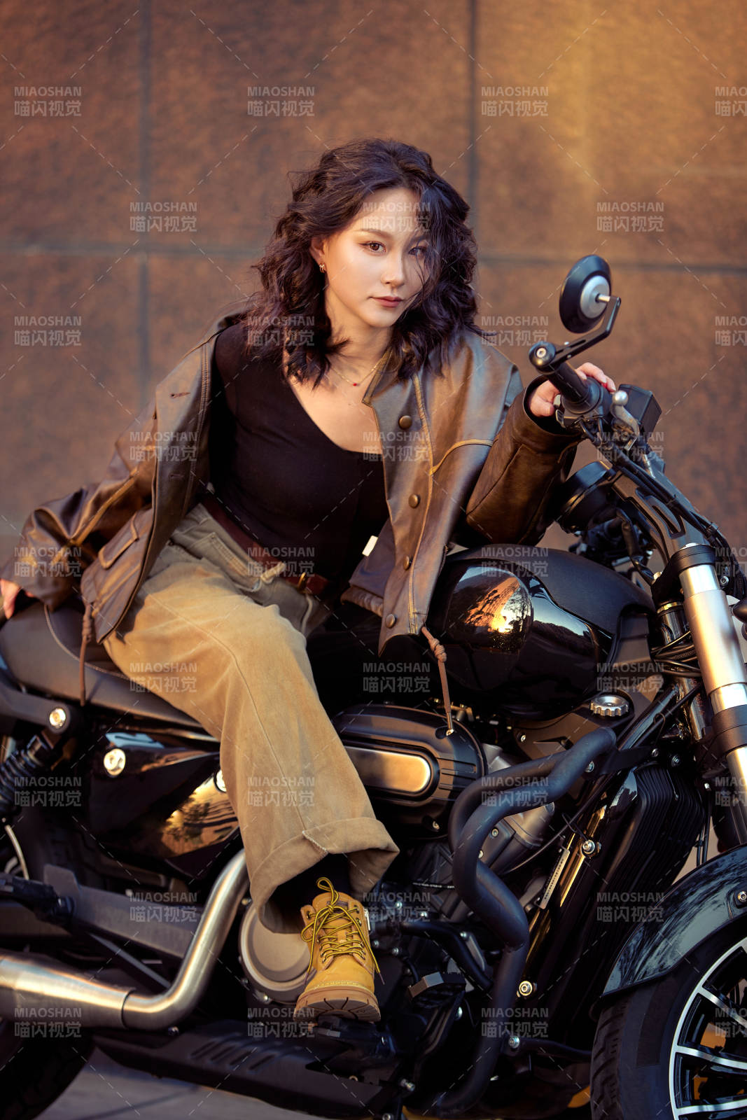 夕阳午后骑复古摩托进行拍照的东方美女图片